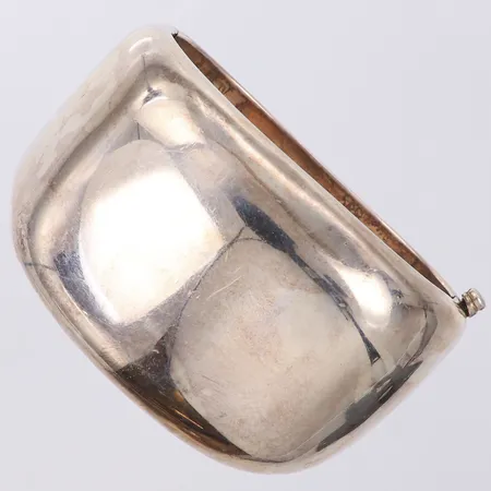 Stelt armband innermått ca 15cm, bredd 42mm, handsmide Stockholm år 1958, repor, bucklor, silver 830/1000  Vikt: 98,2 g