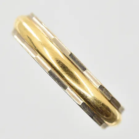 Ring stl:17¾ bredd 5 mm, gulguld/vitguld, 18K. Vikt: 5,4 g