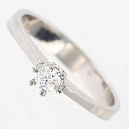 Ring med diamant 0,12ct stl:15, bredd:3,1-4,1mm, 18K  Vikt: 1,8 g
