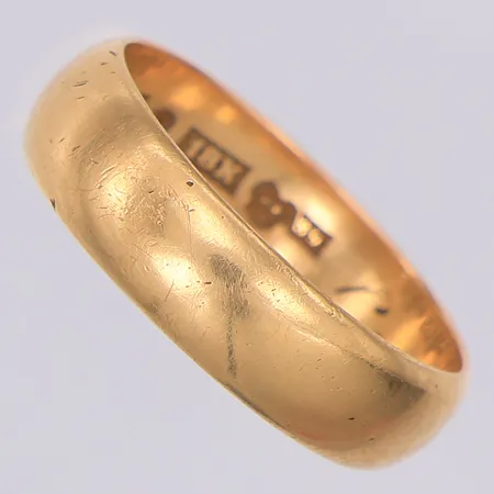 Ring stl:18½ bredd: 5,8mm, gravyr, 18K Vikt: 5,6 g