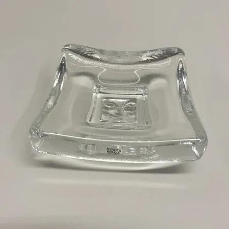 Glasfat ur serien Days, Monday, design Bertil Vallien för Kosta Boda, Ø105mm, box