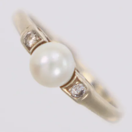 Ring med odlad pärla och diamanter 2xca 0,005ct, stl 15¾, bredd 5,3mm, vitguld, 14K Vikt: 2 g