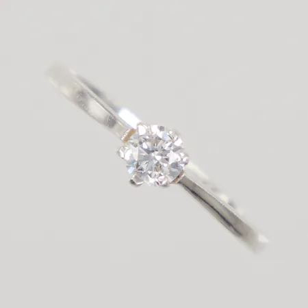 Ring med vit sten stl:17¾, bredd 4-1mm, 925/1000 silver Vikt: 0,9 g