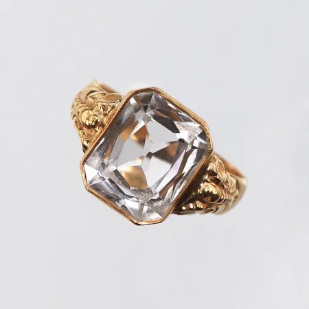 Ring med sten (omarbetad vigselring),Carl Lundin Fryksände Värmland 1918,storlek 18 mm,18k. Vikt: 6,4 g