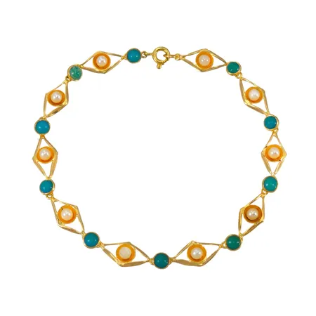 Armband, 18K guld, gröna stenar Ø 4 mm, odlade Pärlor Ø 3 mm, svensk kontrollstämpel, längd 20,5 cm, bredd 7 mm, två pärlor med slitage, för övrigt i fint skick Vikt: 6,7 g