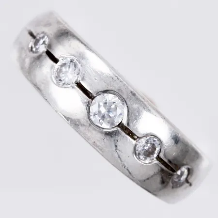 Ring med vita stenar stl: ca 16½ bredd: ca 3-5mm silver 925/1000 Vikt: 4,8 g