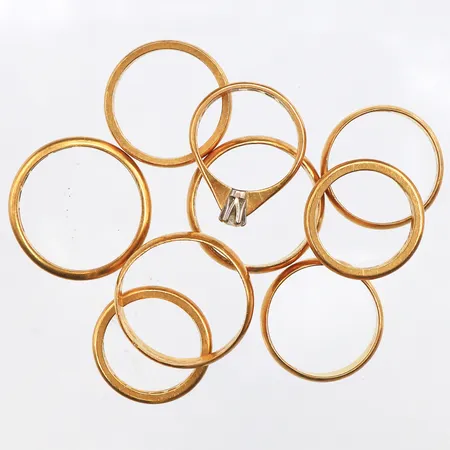 Ringar 9 st med gravyrer samt 1 st med sten,23k. Vikt: 0 g