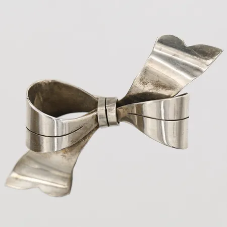 Brosch rosett Ge-Kå-Smycken år 1948, längd 45mm, bredd 20mm, silver 830/1000 Vikt: 5,9 g