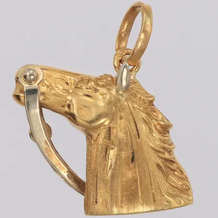 Hänge hästhuvud, längd 28,3mm, bredd 22,7mm, detalj i vitguld, ihålig, 18K  Vikt: 4,9 g