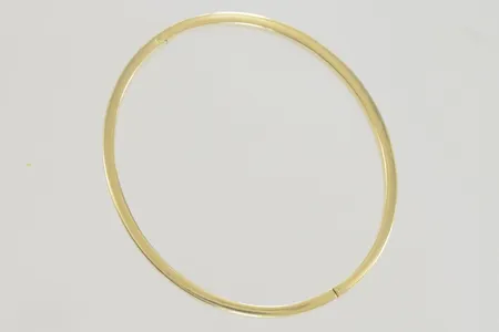 Armring diam 6 x 5 cm bredd 4,4 mm lös lås/ bucklor 18K Vikt: 8,5 g