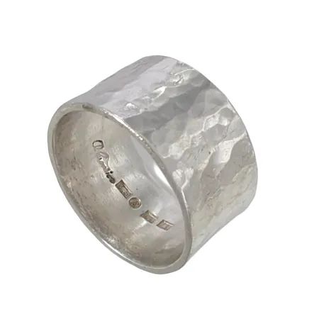 Ring herrmodell silver 925/1000 Juvelerare Cronsioe Eslöv, hamrad yta, stl:22½ mm, bredd 14 mm, tillverkarstämpel CRE och Cronsioe i skrivstil, Eslöv 2011, fint skick  Vikt: 19,6 g