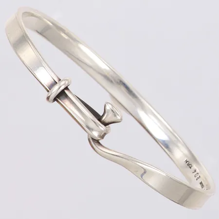 Stelt armband Georg Jensen, modell nr 204, innermått ca 17cm, bredd 5mm, design Vivianna Torun Bülow-Hübe, silver 925/1000  Vikt: 15,6 g