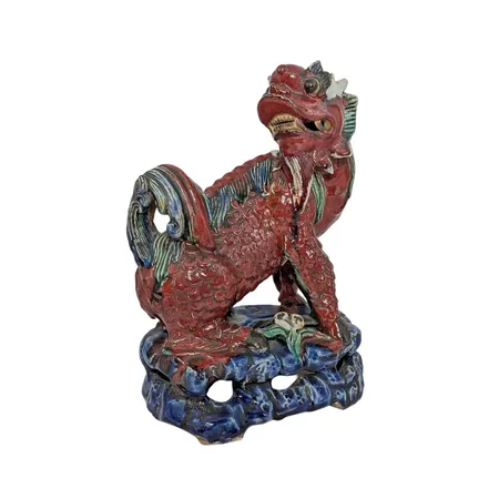 Antik Fo-hund Kina, glaserad keramik, höjd 25,5 cm, längd 18,5 cm, bredd 12 cm, något åldersrelaterat avslag, någon mindre glasyrspricka, inga lagningar, vikt strax över 2200 gram, skickas ej enbart avhämtning på kontoret i Kristianstad  Specialfrakt, kontakta pantbankskontoret för mer information.