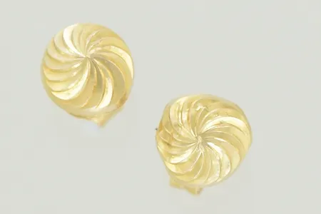 Ett par örhängen bredd 6,8 mm små defek 21K 1 plopp 18K  Vikt: 1,1 g