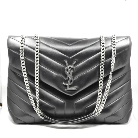 Väska Saint Laurent LouLou medium, modell nr TCT574946-0120, tillverkad år  2020, chevron kalvskinn, beslag i metall, kvitto från NK Stockholm 2022-10-28, dustbag, inga övriga tillbehör. Vikt: 0 g