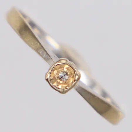 Ring med diamant ca 0,005ct, stl:16½, bredd 3mm, vitguld, behöver rodieras om, 18K Vikt: 1,5 g
