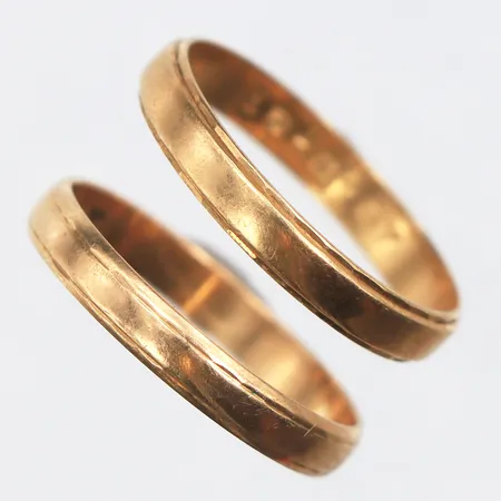 Ringar 2 st med gravyr,storlek 16 mm,18k. Vikt: 3,1 g