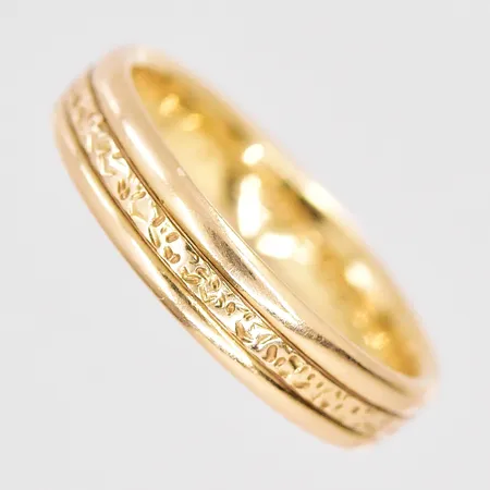 Ring mönstrad stl:18¼ bredd 4,5mm graverad Schalins 18K Vikt: 5,6 g