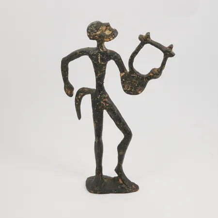Skulptur man med instrument, osignerad, metall. Skickas med postpaket.