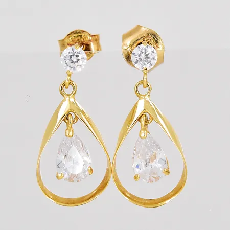 Örhängen vita stenar längd 17mm bredd 8,6mm GHA 18K Vikt: 1,3 g