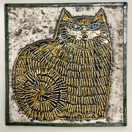 Väggplakett Katt ur serien Unik år 1961, signerad Lisa Larson (1931-2024), Gustavsberg, etikettmärkt, 22,5x22,5cm, stengods