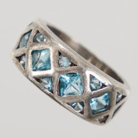 Ring blåa stenar stl:17¾, bredd 9mm, nagg, silver 925/1000 Vikt: 8,7 g