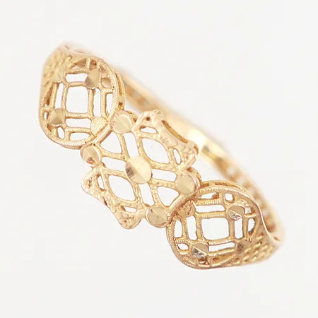 Ring med genombruten dekor stl:17½ bredd: 1-7mm, skev skena, 18K Vikt: 1 g