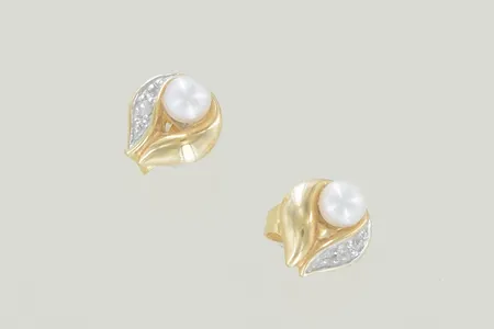 Ett par örhängen med pärla/sten bredd 6 mm 18K Vikt: 0,9 g