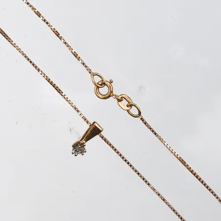 Collier Venezia med hänge liten diamant,längd ca 44 cm,hängets höjd ca 10.3 mm,18k. Vikt: 2,7 g
