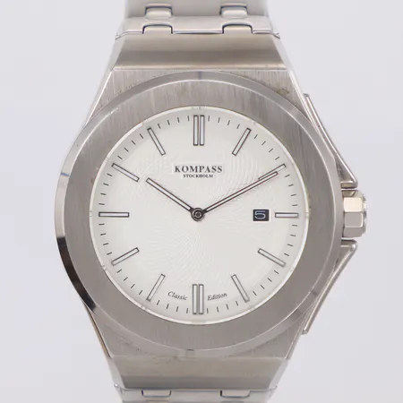 Herrur Kompass Stockholm Classic Edition Ø44mm, quartz, stållänk, datum, extra länkbitar, bruksslitage, mjukt fodral