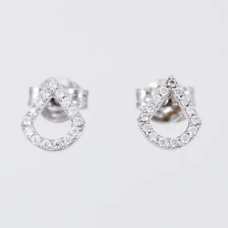 Ett par örhängen med vita stenar längd: ca 0,8cm bredd: ca 1-6mm silver 925/1000 Vikt: 1 g