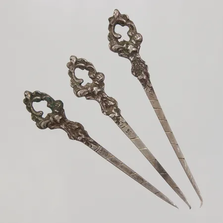 3 plock gafflar skev spett 8-9cm, bredd 1-15mm, Silver 800/1000 Vikt: 25,3 g