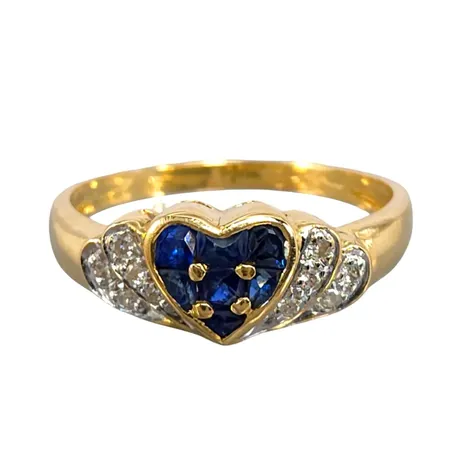 Diamantring, 18K guld, Safirer, Diamanter 10 x 0,001ct, stl:17¼ mm, bredd 2 - 6,5 mm, fint skick, stenar utan anmärkning, invändig gravyr Vikt: 3 g