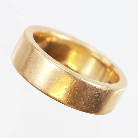 Ring slät stl:20¾ bredd: 7mm, gravyr, 18K Vikt: 18 g