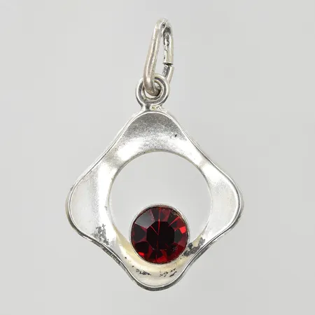 Hänge med röd sten längd 24 mm bredd 16 mm, silver 835/1000. Vikt: 1,3 g