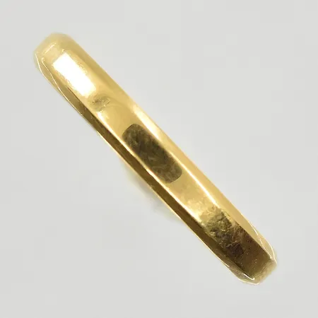 Ring stl:18½, bredd 3 mm, gravyr, 18K. Vikt: 2,5 g