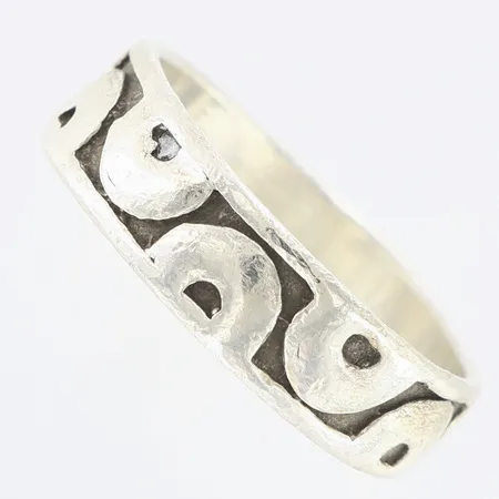 Ring med mönster stl:19, bredd: 6,2mm, något skev, silver 925/1000 Vikt: 4 g