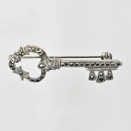 Brosch nyckel med markasiter bredd 46 mm, silver 830/1000. Vikt: 4,7 g