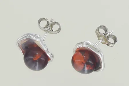 Ett par örhängen med sten höjd 12 mm, silver 925/1000 Vikt: 3,5 g