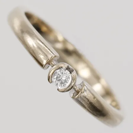 Ring med diamant 1xca0,05ct stl:16¼, bredd 2-3mm, Stjärnringen, 18K Vikt: 2,5 g
