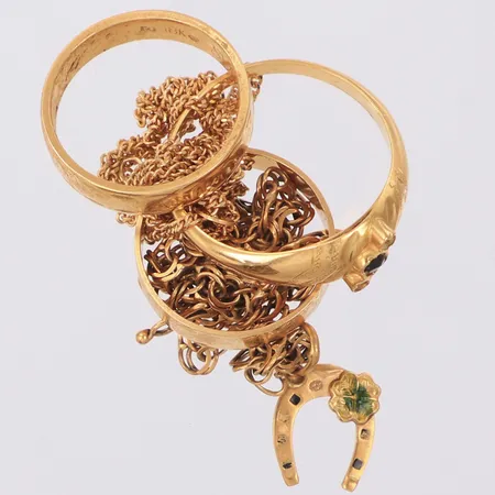 Diverse guld, delvis defekt, gravyr, stenar saknas, 18K Vikt: 12,9 g