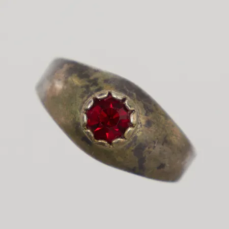 Ring med röd sten stl:16, bredd 8mm, silver 835/1000 Vikt: 1,9 g