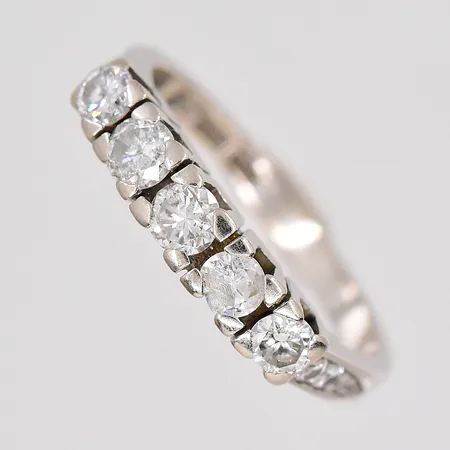 Ring diamanter ca 1x0,10ct, 2x0,12ct, 2 diamanter stora nagg stl:17 vitguld bör omrodieras 18K Vikt: 3,7 g