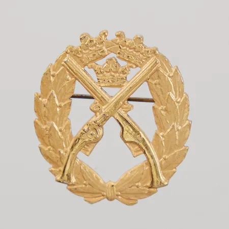 Brosch pistolskyttemärke  32mm, bredd 28mm, Metallfabriks A/B C C Sporrong &, förgylld silver 830/1000 Vikt: 7,9 g