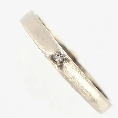 Ring vitguld med diamant stl:18¼, bredd:2,5-2,9mm, 18K  Vikt: 3,7 g