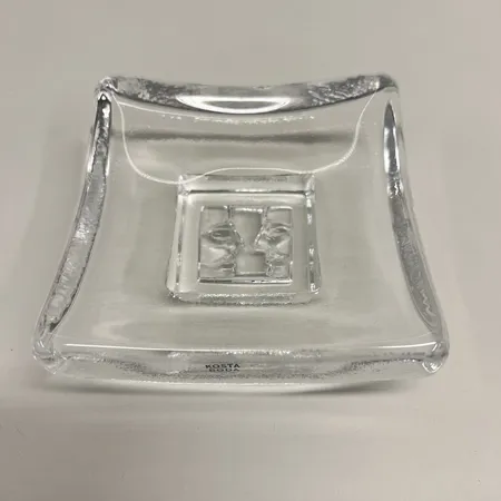 Glasfat ur serien Days, Friday, design Bertil Vallien för Kosta Boda, Ø105mm, box