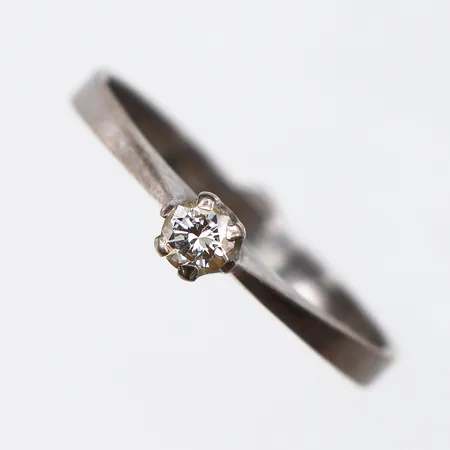 Ring vitguld med solitär diamant på 0.15 ct enligt inskription,We-Be Guld AB Stockholm,storlek 18 ½ mm,bredd 2.3-3.7 mm,18k.  Vikt: 2,2 g