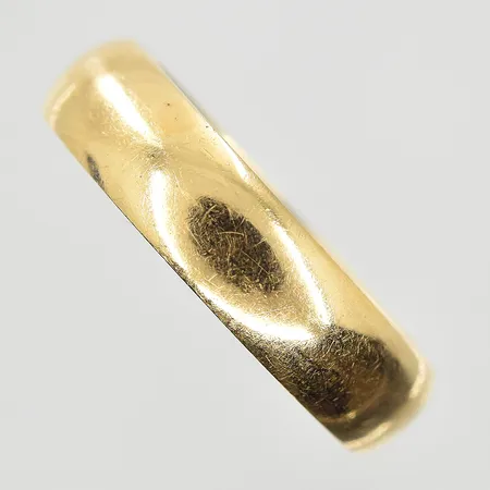 Ring stl:16¼ bredd 4 mm, gravyr, 18K. Vikt: 3,5 g