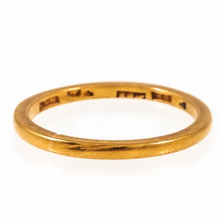 Ring något skev med gravyr 23K 3,4g. 