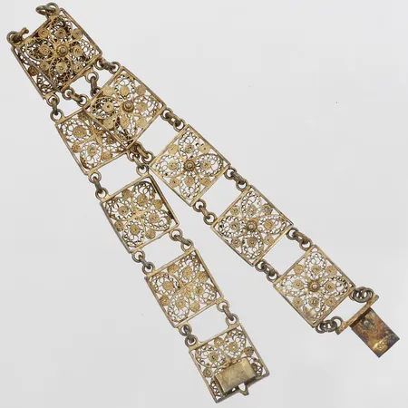 Armband med filigranarbete omkring år 1900, längd 19cm, bredd 13mm, förgyllt silver 800/1000 Vikt: 11,8 g
